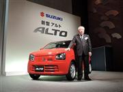 新型「アルト」を発表するスズキの鈴木修会長兼社長＝２２日午前、東京都千代田区