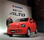 新型「アルト」を発表するスズキの鈴木修会長兼社長＝２２日午前、東京都千代田区