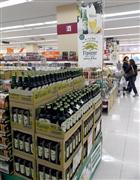 売れ行き好調で大陳列されている「キリン フレビア」＝イトーヨーカ堂葛西店