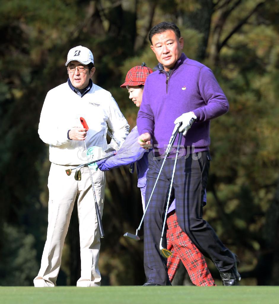 友人らとゴルフをする安倍晋三（しんぞう）首相（左）＝２０１４年６月２１日、神奈川県茅ケ崎市（共同）