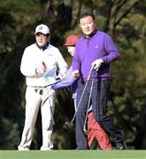 友人らとゴルフをする安倍晋三（しんぞう）首相（左）＝２０１４年６月２１日、神奈川県茅ケ崎市（共同）