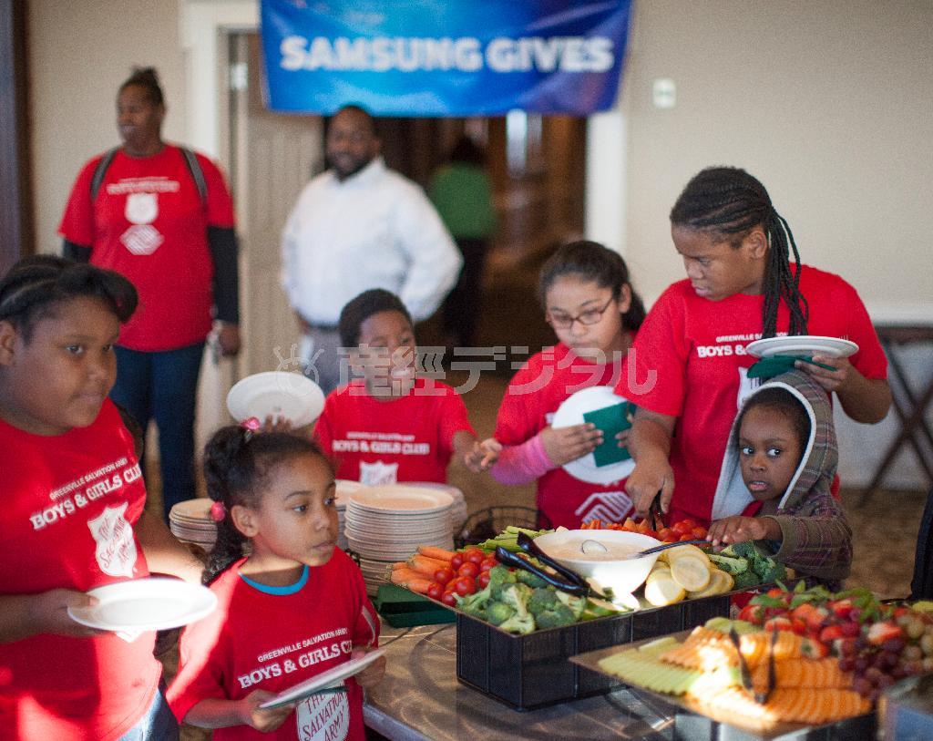 サムスングループの支援のもと、米国で救世軍が子供たちのために開いたクリスマスパーティー。サムスンは福祉や教育に向けた慈善活動も世界中で展開、イメージの向上に力を入れている＝２０１４年１２月１７日、米サウスカロライナ州グリーンビル（ＡＰ）