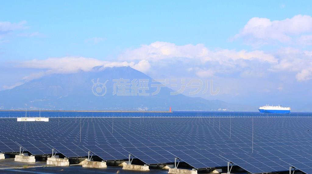 約２９万枚の太陽光パネルが並ぶ日本最大級の鹿児島七ツ島メガソーラー発電所＝２０１４年１１月２６日、鹿児島県鹿児島市（大竹直樹撮影）