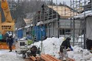 降雪の中、仮設住宅の工事現場では作業員が黙々と作業にあたっていた＝２０１４年１２月２１日、長野県北安曇郡白馬村（三宅真太郎撮影）