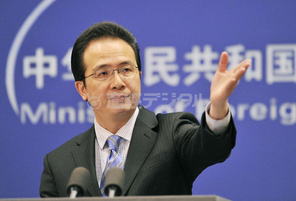 記者会見する中国外務省の洪磊（こう・らい）報道官。その鉄面皮ぶりは漫才の基本テクニックに通じ、発するコメントはもはやコントといえる＝２０１４年１２月１１日、中国・首都北京市（共同）