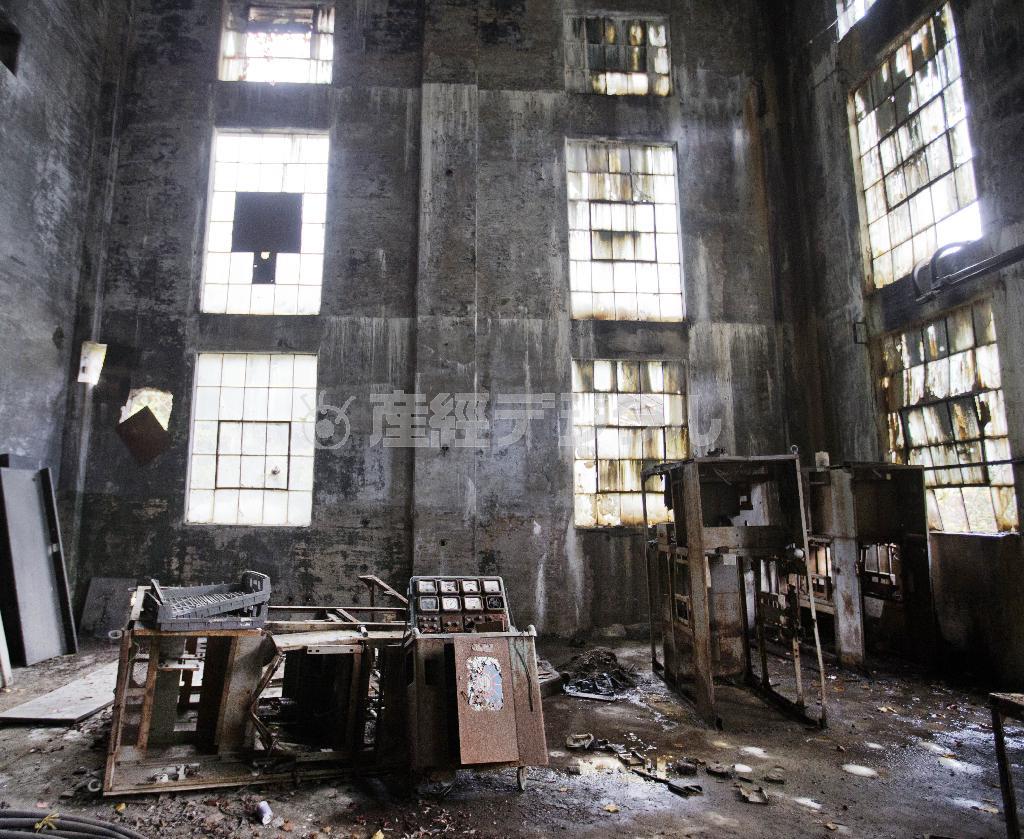 資材が床に放置され朽ち果てた石炭発電所。この町は、石炭やコークスを取り扱うＵＳスチールの子会社が１９１７年、企業城下町として建設した。多くの労働者でにぎわい、一時は１万人が暮したというが、２０１０年にはたった７４７人に激減。この廃墟となった工場は現在、博物館になった古い鉱山の向かい側にある＝２０１４年１１月２２日、米ケンタッキー州リンチ（ＡＰ）