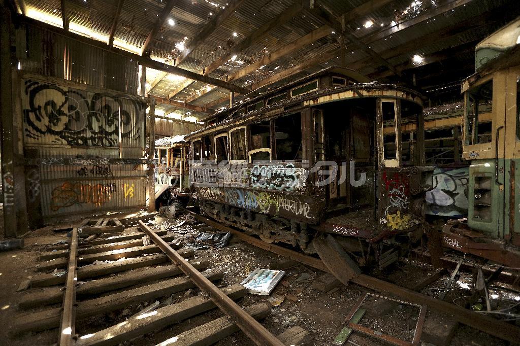 まるで難破船のように放置された古い路面電車とトロリーバス。人口増加に伴い１８７９年に設置された路面電車は、市民の重要な交通手段となっていたが、１９６１年には廃業した＝２０１４年１１月２２日、オーストラリア・シドニー（ＡＰ）