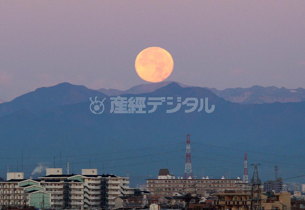 沈む満月＝２０１４年１２月７日、神奈川県川崎市多摩区（野村成次撮影）