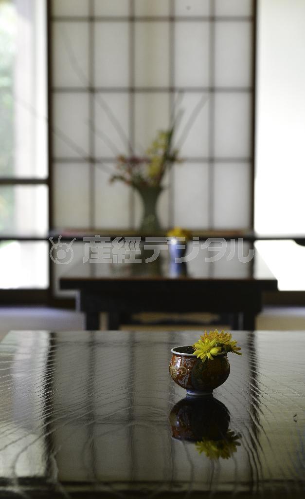 ぐい飲みの一輪挿しが訪れる人を待つ＝２０１４年１１月２４日、神奈川県鎌倉市長谷（渡辺照明撮影）