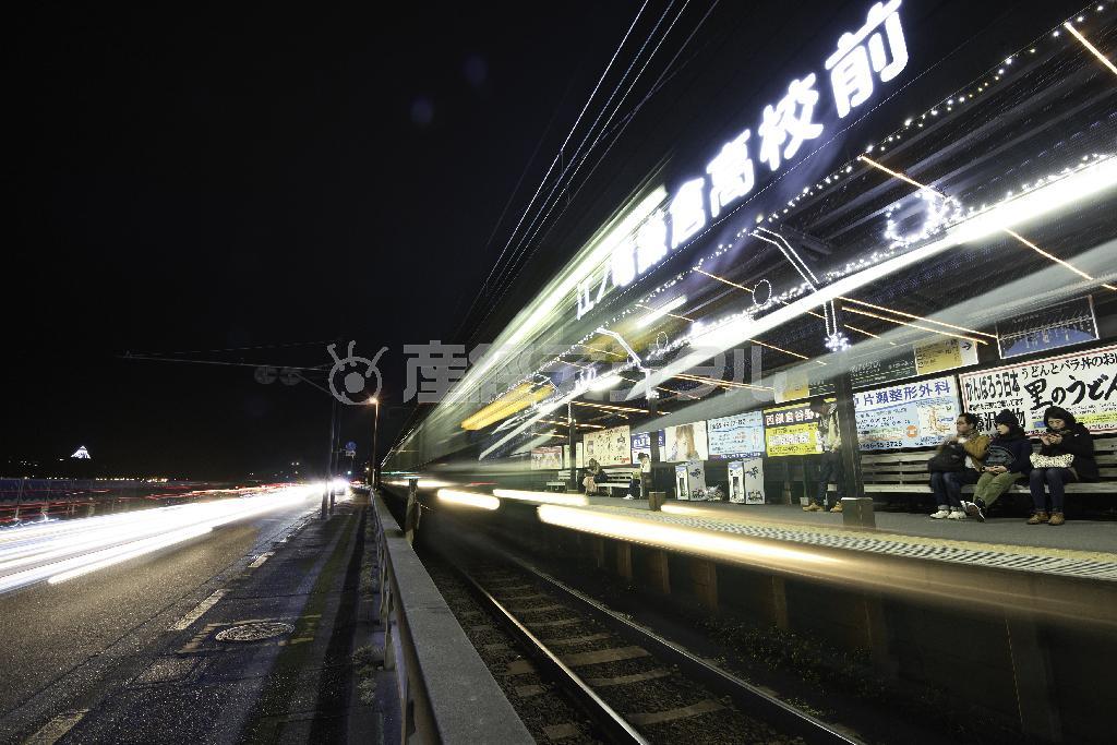 夜の海の彼方には江ノ島の展望灯台＝２０１４年１１月３０日、神奈川県鎌倉市の江ノ電鎌倉高校前駅（渡辺照明撮影）