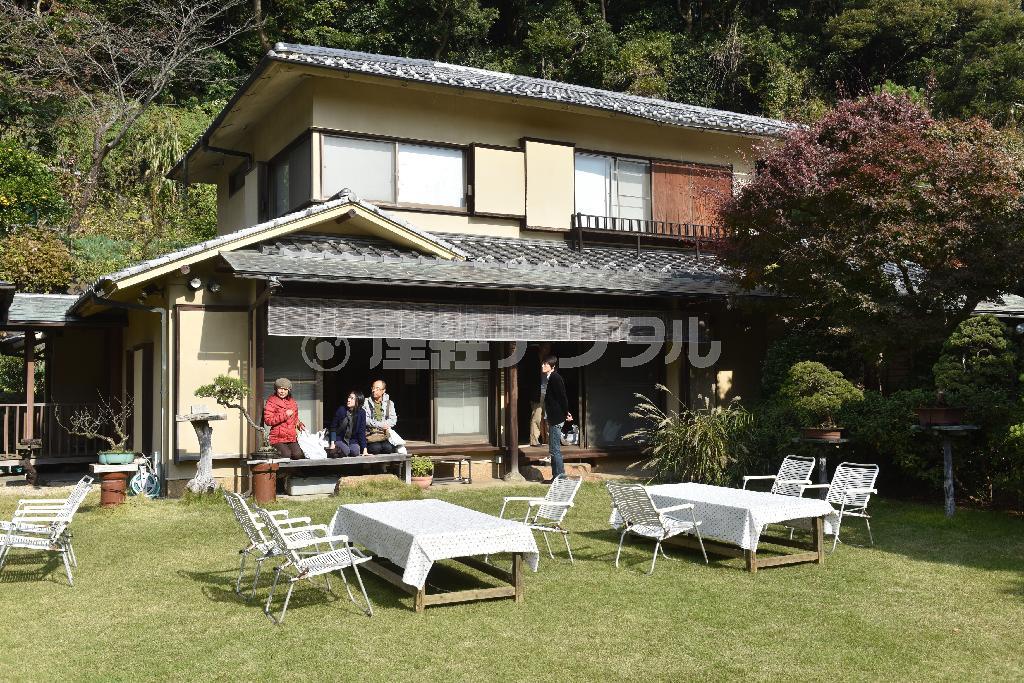 芝生と縁側。ひなたぼっこが心地よい＝２０１４年１１月２４日、神奈川県鎌倉市長谷（渡辺照明撮影）