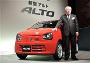 新型「アルト」を発表するスズキの鈴木修会長兼社長＝２２日午前、東京都千代田区