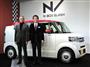 新型軽自動車「Ｎ－ＢＯＸＳＬＡＳＨ」を発表するホンダの峯川尚専務執行役員（右）＝２２日午後、東京都港区