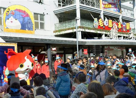 妖怪ウォッチ」の映画に登場する「毛馬本駅」に見立てたＪＲ熊本駅に集まった子供たちと人気キャラクター「ジバニャン」（左端）＝熊本市