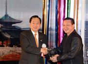 １３００万人目となったインドネシア人のインドラジャティ・エディさん（右）に太田昭宏・国土交通大臣（左）から記念品の楯が送られた