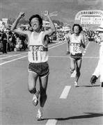 １９８１年２月の別府大分毎日マラソンで優勝した宗茂選手（兄）と２位の宗猛選手（弟）。現在、茂氏は旭化成陸上部顧問、猛氏が同総監督を務めている