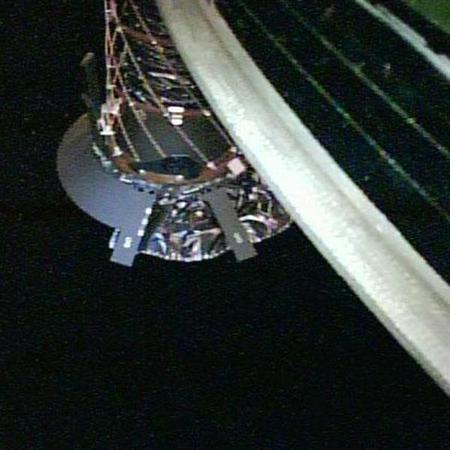 一般からの寄付で設置された小型カメラで撮影した、小惑星試料の採取装置（ＪＡＸＡ提供）