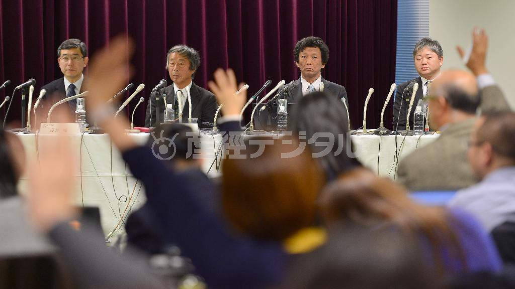 ＳＴＡＰ細胞の再現実験について発表する（左から）理研の坪井裕理事、相澤慎一チームリーダー、丹羽仁史副チームリーダー、清成寛研究員＝２０１４年１２月１９日、東京都港区（大西正純撮影）
