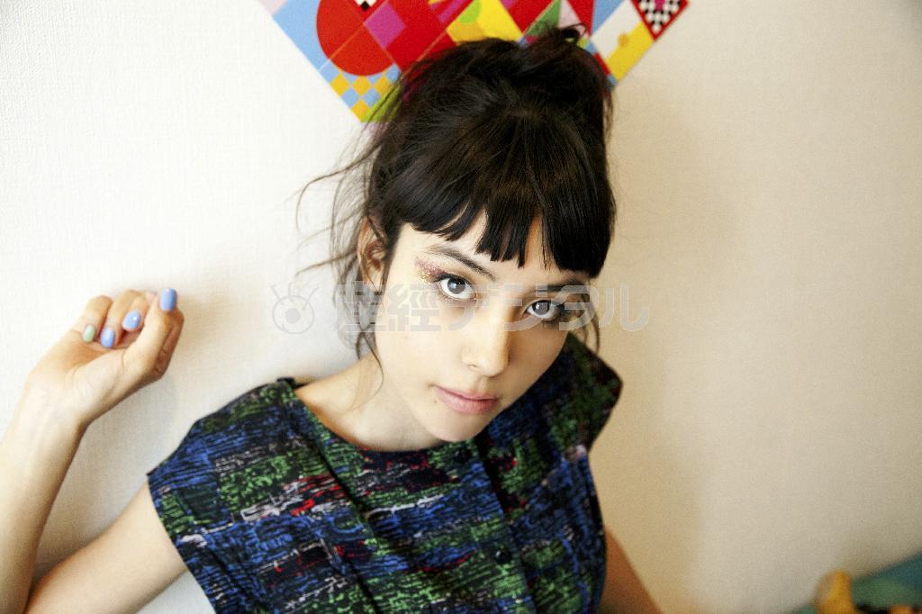 日仏ハーフのシンガー・ソングライター、マイカ・ルブテ（提供写真）