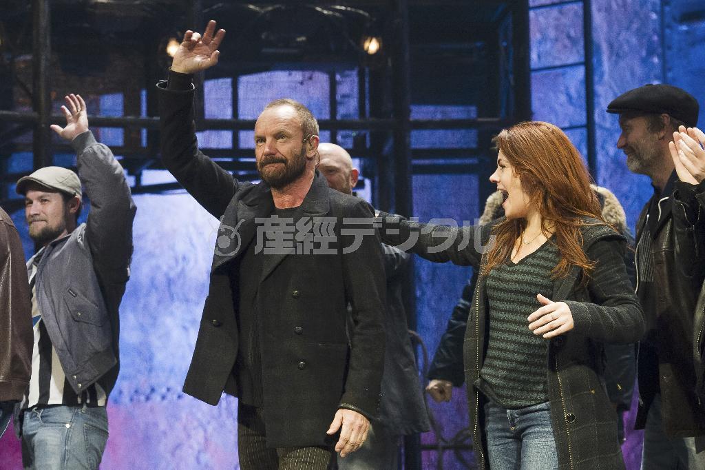 英ミュージシャン、スティングさん（中央）＝２０１４年１２月９日、米ニューヨーク（ＡＰ）