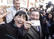 当選くじを手にした人々が歓喜の声を上げた＝２０１４年１２月２２日、スペイン・バレンシア州ラ・エリアナ（ロイター）