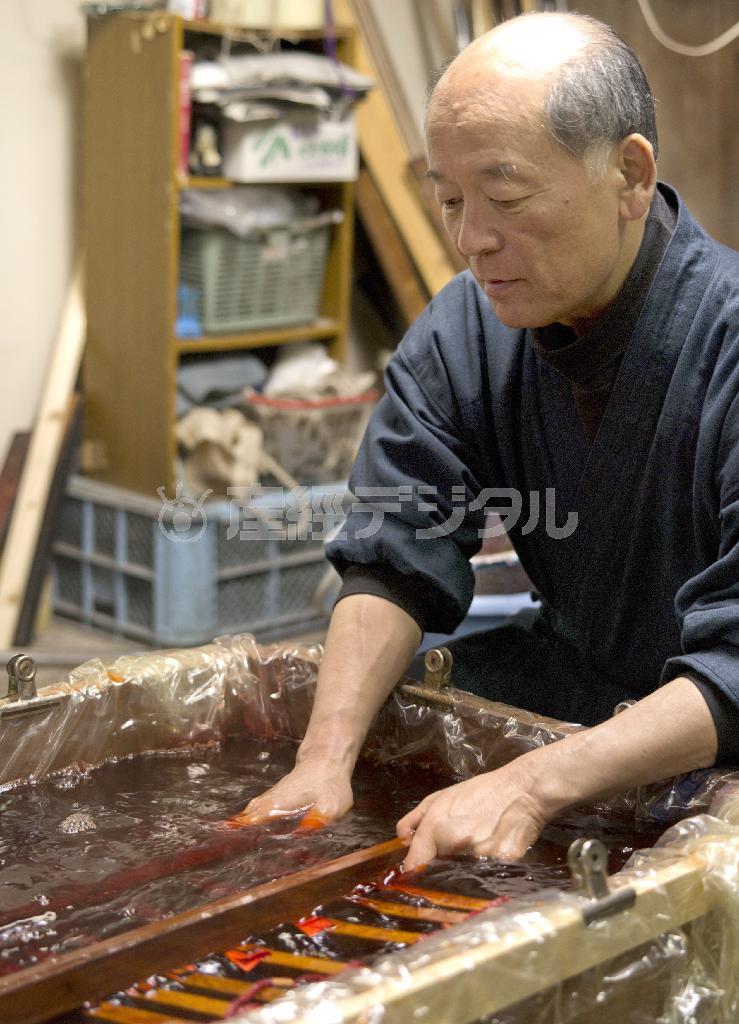 日本古来の染色法による古代色の復元に半生をかけてきた吉岡幸雄（さちお）氏。源氏物語の色の再現、東大寺などの伝統行事、国宝修復にも貢献している＝２０１３年１０月１５日（井浦新さん撮影）