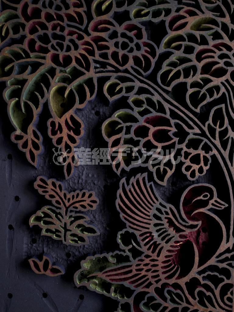 版木の彫刻は仏師・稲田光凰氏に依頼。細やかな文様を刻むのに手を煩わせたそうだ。隙間のスペースに染料が染み込む＝２０１４年１０月２２日（井浦新さん撮影）