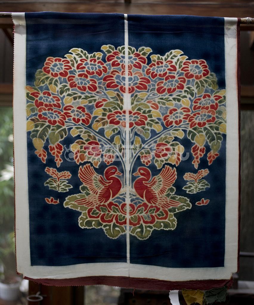 赤一色にしても茜で１０時間染め上げてやっと赤くなる。気の遠くなる作業だ＝２０１４年１０月２２日（井浦新さん撮影）