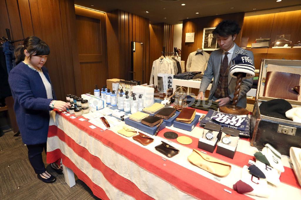 店頭は数週間単位で陳列が変わる。１１月末は「チャーリー・ヴァイスが旅をするために必要なもの」というテーマでそろえた小物類が並んだ＝２０１４年１１月２６日、東京都新宿区（野村成次撮影）