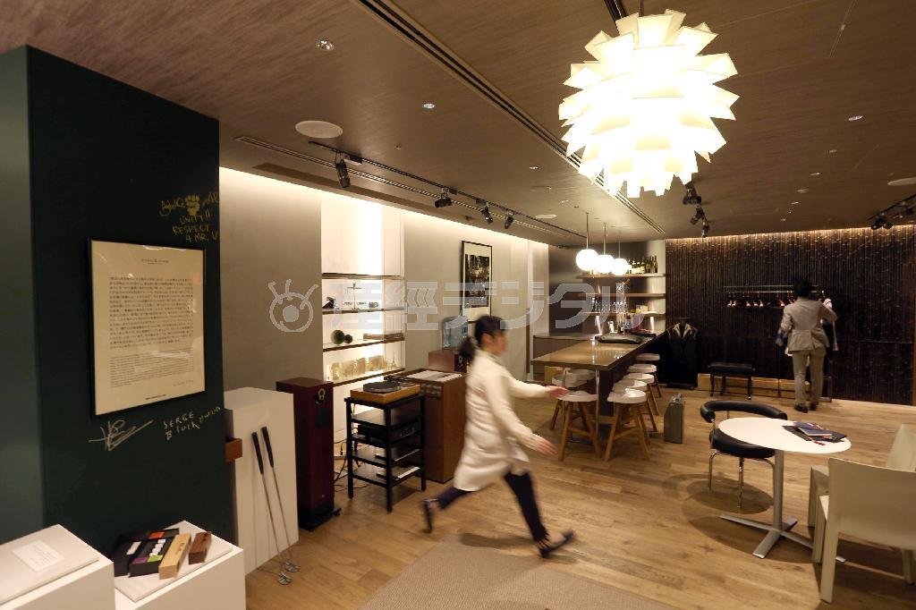 店の奥には常連客しか入れないサロンがある。「チャーリーのサテライト・オフィス」という設定で、本人の「私物」が置かれているほか、バーカウンターやソファもあり、不定期で行うイベントなどに活用されている＝２０１４年１１月２６日、東京都新宿区（野村成次撮影）