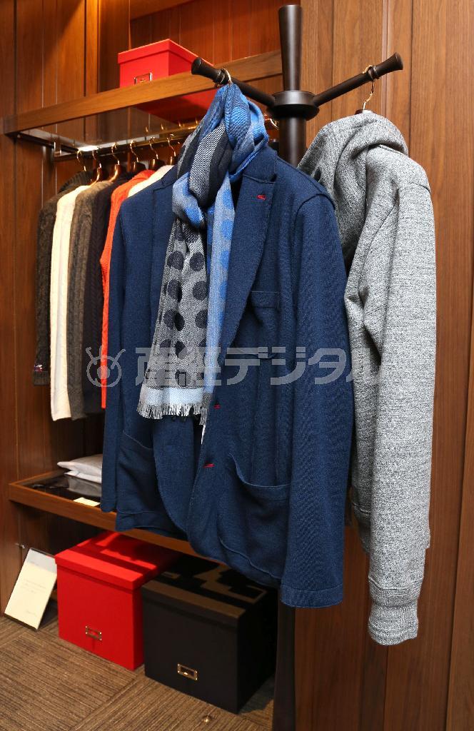 伊勢丹がこの秋から販売を始めた「チャーリー・ヴァイス」ブランドオリジナルのジャケット（５万２９２０円）で、長野県の提携先工房で作られた。着心地のいいニットジャージー製で、アクセントで巻くウールのショール（３万１３２０円）は素材にこだわる英シーワード＆スターン社製＝２０１４年１１月２６日、東京都新宿区（野村成次撮影）