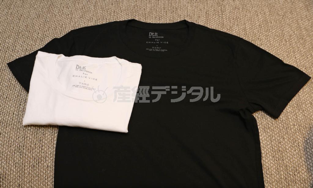 チャーリーがロサンゼルスのダウンタウンの外れにあるファクトリーで見つけた柔らかな風合いのＴシャツを再現したというシャツ。黒と白の２枚組で１万７２８０円＝２０１４年１１月２６日、東京都新宿区（野村成次撮影）