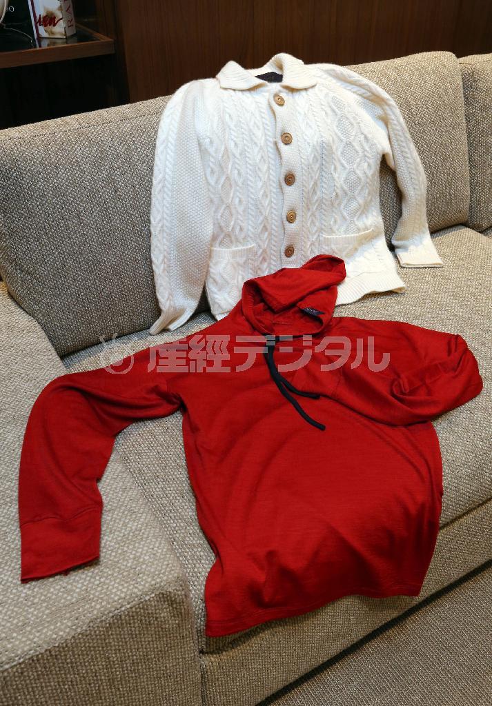 「チャーリーが子供の頃、カナダの祖父の別荘を訪ねた際に着せてもらったカウチンセーター」をイメージした、山形県の提携先工場で織られたセーター（上、７万２００円）と肌着ブランド「ｂｏｄｃｏ」とコラボしたパーカー（下、２万４８４０円）＝２０１４年１１月２６日、東京都新宿区（野村成次撮影）