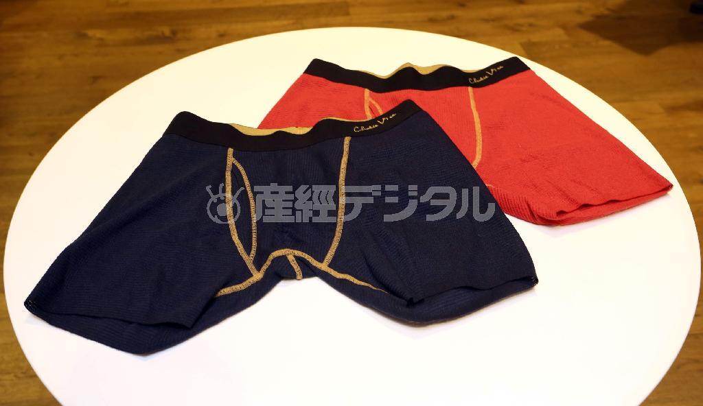 「肌と一体化するはき心地の良さ」とチャーリーが絶賛する、包帯生地を使ったパンツ（４１０４円）＝２０１４年１１月２６日、東京都新宿区（野村成次撮影）