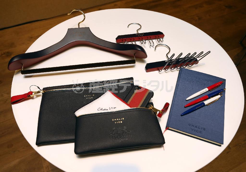 こだわりのオリジナル小物類。ハンガー（左上、５４００円）と以外に少ないベルトハンガー（右上、２７００円）。ドイツ製レザーをつかったクラッチバッグ（左下、大３万２４００円、小１万８００円）とリネンのハンカチ（３７８０円）など＝２０１４年１１月２６日、東京都新宿区（野村成次撮影）