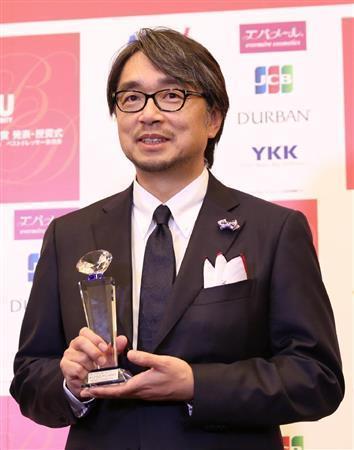 「２０１４年ベストドレッサー賞」の学術・文化部門を受賞した放送作家の小山薫堂（こやま・くんどう）さん。この日の服はチャーリー・ヴァイスが選んだという＝２０１４年１１月２８日、東京都内（提供写真）。（Ｃ）日本メンズファッション協会