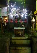 六地蔵の背後にも、チカチカのイルミネーション。古いようなモダンなような、不思議な空間…＝２０１４年１２月８日、神奈川県鎌倉市