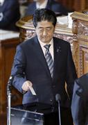 衆院本会議の首相指名選挙で投票する安倍首相＝２４日午後