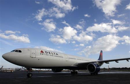 デルタ航空の旅客機＝２０１３年１月２日、米フロリダ州フォートローダーデール（ロイター）