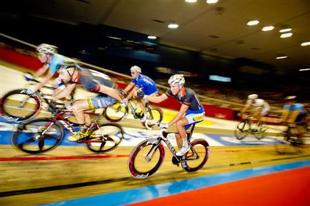 連日開催される「マディソンレース」は、ペアで選手を交代しながら走り、着順や獲得ポイントを競う競技＝２０１４年１１月２３日、ベルギー・ゲント（田中苑子さん撮影）