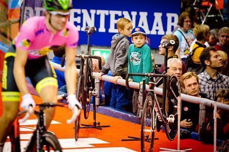 子供たちが選手の走りを見守る。最終日の日曜日だけは、子供たちも楽しめるようにとお昼頃から夕方にかけて開催されている＝２０１４年１１月、ベルギー・ゲント（田中苑子さん撮影）