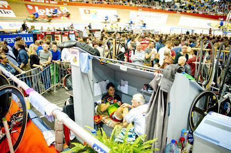 過密な競技スケジュールのなか、休息をとる選手。休息している選手の様子も観客たちは見ることができる＝２０１４年１１月、ベルギー・ゲント（田中苑子さん撮影）