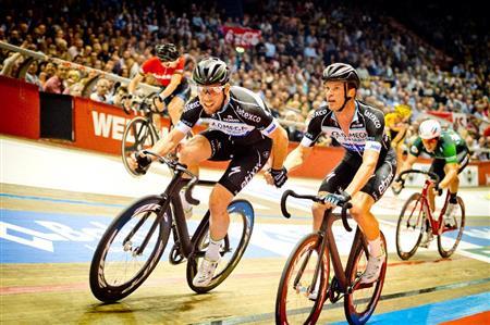 ２位でレースを終えた人気のイーリョ・ケイセ（ベルギー、オメガファルマ・クイックステップ）、マーク・カヴェンディッシュ（イギリス）組＝２０１４年１１月、ベルギー・ゲント（田中苑子さん撮影）