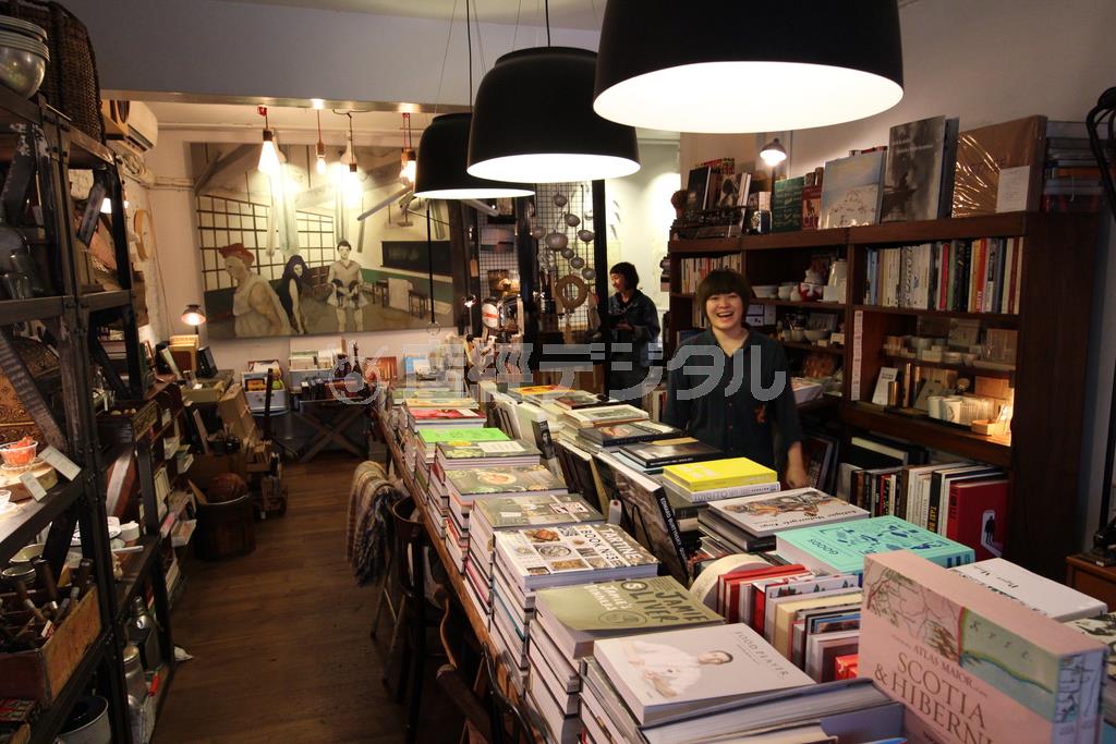 「世界でもっとも美しい書店２０」に選ばれた書店「ＶＶＧサムシング」の店内。笑顔をみせるのは店長のスイート・リンさん＝２０１４年１１月１４日、台湾・台北市大安区忠孝東路四段（佐野領撮影）