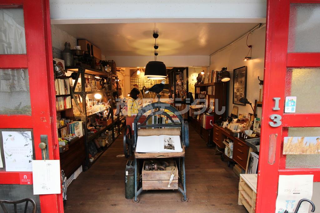 路地に面した「ＶＶＧサムシング」の入り口。真っ赤な引き戸が目印だ＝２０１４年１１月１４日、台湾・台北市大安区忠孝東路四段（佐野領撮影）