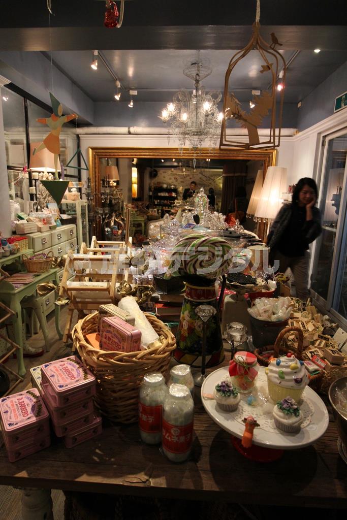 世界各国のお菓子を集めた「ＶＶＧボンボン」。懐かしい日本の駄菓子もあった＝２０１４年１１月１４日、台湾・台北市大安区敦化南路一段（佐野領撮影）