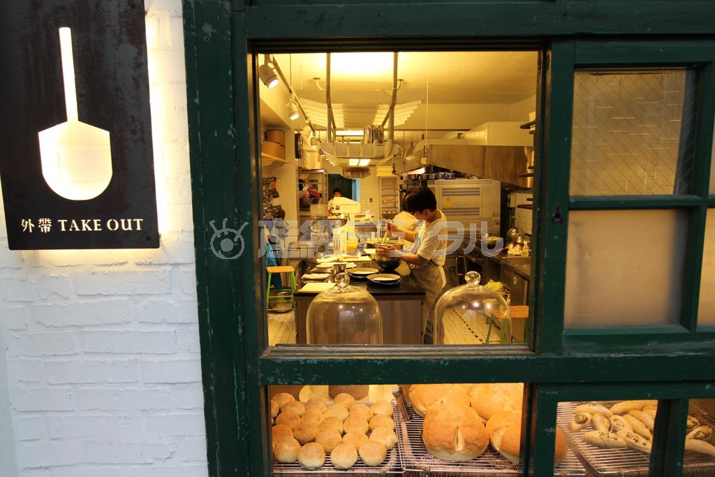 テイクアウト専門店「ＶＶＧケータリング」の注文口。焼きたてのパンの香りがした＝２０１４年１１月１４日、台湾・台北市（佐野領撮影）