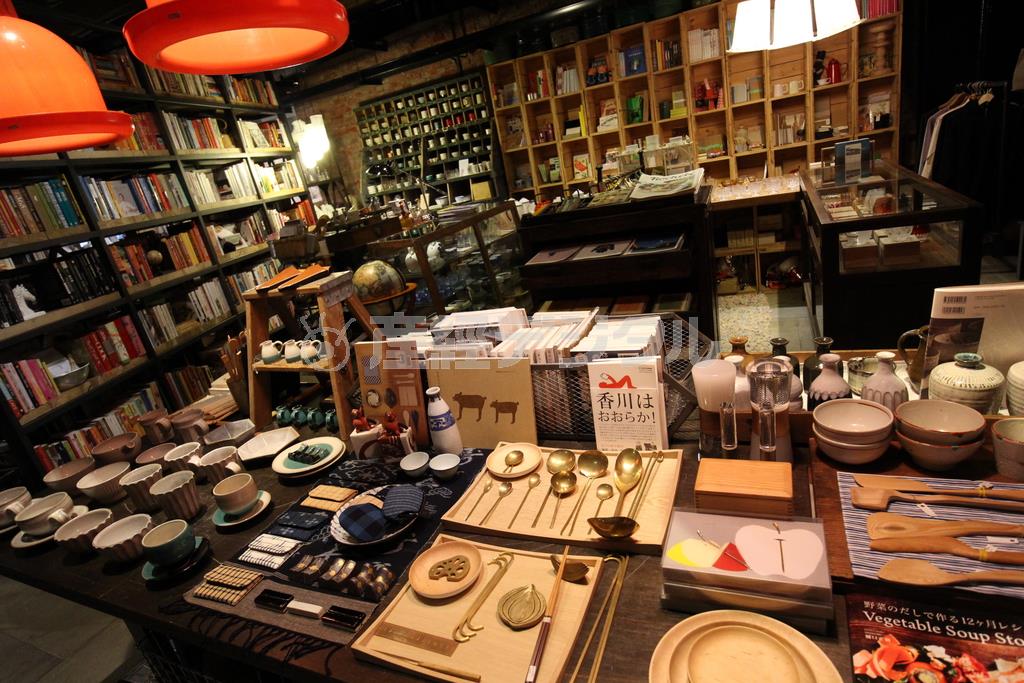 都市再開発で誕生した華山文創園区にある「ＶＶＧシンキング」２階の書籍と雑貨が一体化したセレクトショップ。１階はカフェレストランになっている＝２０１４年１１月１４日、台湾・台北市（佐野領撮影）