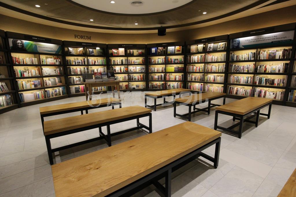 ２４時間営業の書店としてスタートした誠品書店が都市再開発で誕生した松山文創園区にオープンさせた「誠品生活松●（＝くさかんむりに於）店」３Ｆのレクチャースペース。読書会などにぴったりだ。地上３階地下１階のビルには、書店、ティーサロン、生活雑貨、ブティックから映画館やレストランまで台北の最新カルチャーが詰まっている＝２０１４年１１月１５日、台湾・台北市（佐野領撮影）