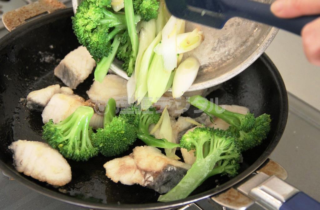 サワラとブロッコリーの中華炒め（作り方３）＿＿同じフライパンに残りの油を入れて（作り方１：調理したサワラ）を炒め、周囲に焼き色がついたら（作り方２：調理したネギ、ショウガ、ブロッコリー）を戻し、［合わせ調味料］を回し入れて味をなじませる（田中幸美撮影）